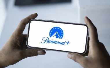 Dhaka, Bangladeş - 18 Ocak 2025: Paramount logosu akıllı telefonda gösteriliyor. Paramount +, Amerika Birleşik Devletleri 'ne bağlı bir abonelik videosu..