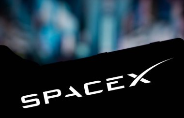 Dhaka, Bangladeş - 25 Kasım 2024: Spacex logosu akıllı telefonda gösteriliyor.