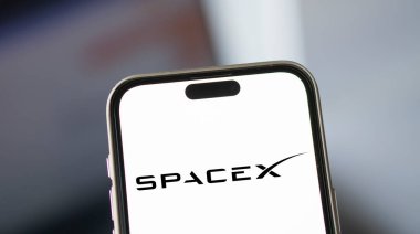 Dhaka, Bangladeş - 25 Kasım 2024: Spacex logosu akıllı telefonda gösteriliyor.