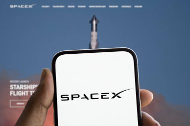 Dhaka, Bangladeş - 25 Kasım 2024: Spacex logosu akıllı telefonda gösteriliyor.