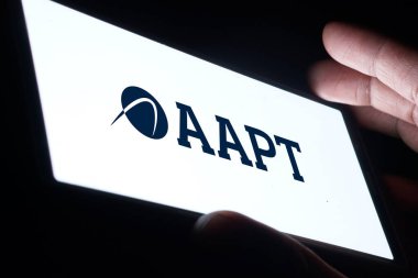 Dhaka, Bangladeş - 18 Ocak 2025; AAPT logosu akıllı telefondan dağıtıldı. AAPT sabit hatlı bir telekomünikasyon şirketi..