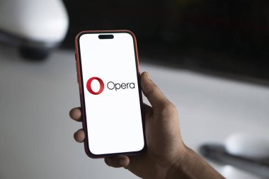 Dhaka, Bangladeş - 27 Kasım 2024: Opera logosu akıllı telefonda gösteriliyor. Opera, Opera firması tarafından geliştirilen çok platformlu bir web tarayıcısıdır..