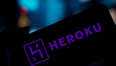 Dhaka, Bangladeş - 18 Ocak 2025: heroku logosu akıllı telefonda gösterilir. Heroku bir bulut platformudur..