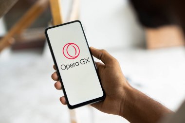 Dhaka, Bangladeş - 27 Kasım 2024: Opera gx logosu akıllı telefonda gösteriliyor. Opera GX operaya karşı oyun odaklı bir alternatiftir..