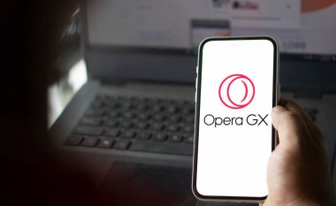 Dhaka, Bangladeş - 27 Kasım 2024: Opera gx logosu akıllı telefonda gösteriliyor. Opera GX operaya karşı oyun odaklı bir alternatiftir..