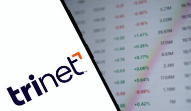 Dhaka, Bangladeş - 04 Kasım 2024: Trinet logosu akıllı telefonda sergilenmektedir. TriNet Group, bir Dublin California şirketidir..