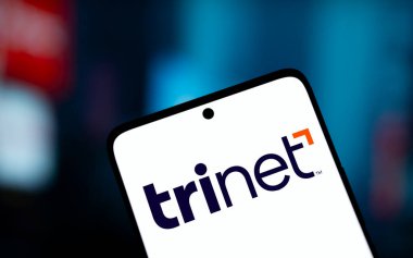 Dhaka, Bangladeş - 04 Kasım 2024: Trinet logosu akıllı telefonda sergilenmektedir. TriNet Group, bir Dublin California şirketidir..