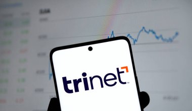 Dhaka, Bangladeş - 04 Kasım 2024: Trinet logosu akıllı telefonda sergilenmektedir. TriNet Group, bir Dublin California şirketidir..