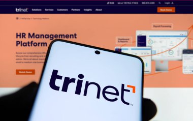 Dhaka, Bangladeş - 04 Kasım 2024: Trinet logosu akıllı telefonda sergilenmektedir. TriNet Group, bir Dublin California şirketidir..