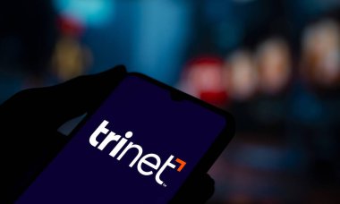 Dhaka, Bangladeş - 04 Kasım 2024: Trinet logosu akıllı telefonda sergilenmektedir. TriNet Group, bir Dublin California şirketidir..