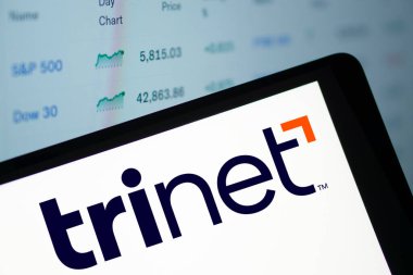 Dhaka, Bangladeş - 04 Kasım 2024: Trinet logosu akıllı telefonda sergilenmektedir. TriNet Group, bir Dublin California şirketidir..
