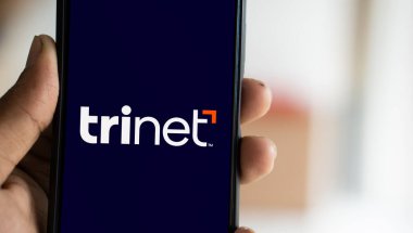 Dhaka, Bangladeş - 04 Kasım 2024: Trinet logosu akıllı telefonda sergilenmektedir. TriNet Group, bir Dublin California şirketidir..