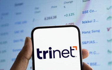 Dhaka, Bangladeş - 04 Kasım 2024: Trinet logosu akıllı telefonda sergilenmektedir. TriNet Group, bir Dublin California şirketidir..