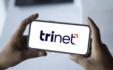 Dhaka, Bangladeş - 04 Kasım 2024: Trinet logosu akıllı telefonda sergilenmektedir. TriNet Group, bir Dublin California şirketidir..