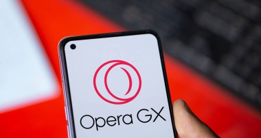 Dhaka, Bangladeş - 27 Kasım 2024: Opera gx logosu akıllı telefonda gösteriliyor. Opera GX operaya karşı oyun odaklı bir alternatiftir..