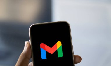 Dhaka, Bangladeş - 19 Ocak 2025: Google Gmail logosu akıllı telefonda gösteriliyor.