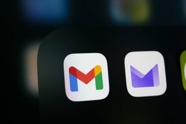 Dhaka, Bangladeş - 19 Ocak 2025: Google Gmail ve Proton Posta logosunu gösteren iPhone ekranına yakın plan.