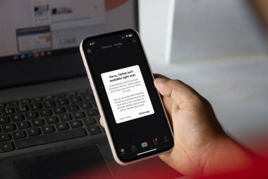 Dhaka, Bangladeş - 19 Ocak 2025: TikTok ana sayfasında 