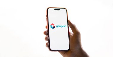 Dhaka, Bangladeş - 9 Ocak 2025: Genpact logosu akıllı telefonda gösterilir. Genpact Ltd. bir Amerikan bilgi teknolojisi hizmeti, danışmanlık ve dış kaynak şirketidir..