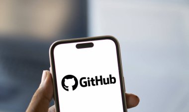 Dhaka, Bangladeş - 20 Ocak 2025: github logosu akıllı telefonda sergilenmektedir. GitHub tescilli bir geliştirici platformudur..
