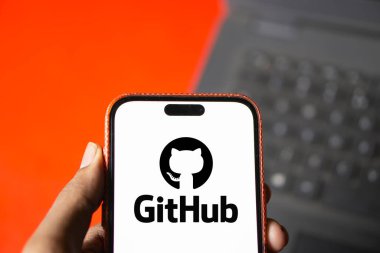 Dhaka, Bangladeş - 20 Ocak 2025: github logosu akıllı telefonda sergilenmektedir. GitHub tescilli bir geliştirici platformudur..