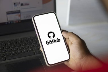 Dhaka, Bangladeş - 20 Ocak 2025: github logosu akıllı telefonda sergilenmektedir. GitHub tescilli bir geliştirici platformudur..