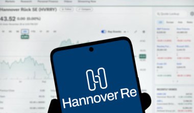 Dhaka, Bangladeş - 2 Aralık 2024: Hannover re logo akıllı telefondan sergileniyor. Hannover Re bir yeniden sigorta şirketi..