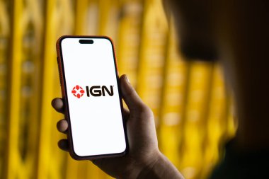 Dhaka, Bangladeş - 20 Ocak 2025; ign logosu akıllı telefonda gösterilir. ign bir Amerikan video oyunu ve eğlence medyası web sitesidir..