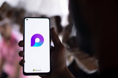 Dhaka, Bangladeş - 20 Ocak 2025: Microsoft loop logosu akıllı telefonda gösterilir. Microsoft Loop, geliştirilmiş bir çevrimiçi ortak çalışma alanıdır..