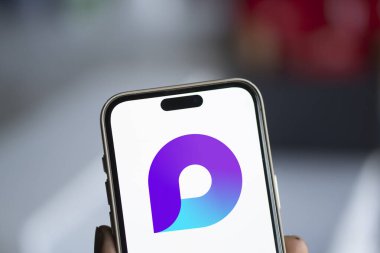 Dhaka, Bangladeş - 20 Ocak 2025: Microsoft loop logosu akıllı telefonda gösterilir. Microsoft Loop, geliştirilmiş bir çevrimiçi ortak çalışma alanıdır..