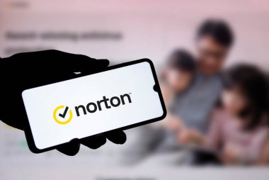 Dhaka, Bangladeş... 20 Ocak 2025: Norton logosu akıllı telefonda sergileniyor. Norton, Symantec tarafından satın alınan Peter Norton Computing markasıdır..