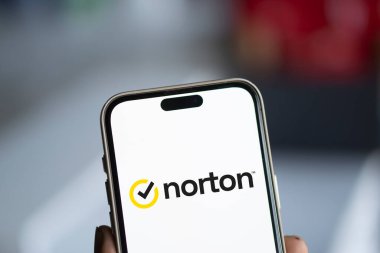 Dhaka, Bangladeş... 20 Ocak 2025: Norton logosu akıllı telefonda sergileniyor. Norton, Symantec tarafından satın alınan Peter Norton Computing markasıdır..