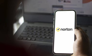 Dhaka, Bangladeş... 20 Ocak 2025: Norton logosu akıllı telefonda sergileniyor. Norton, Symantec tarafından satın alınan Peter Norton Computing markasıdır..