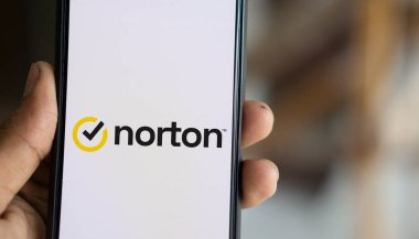 Dhaka, Bangladeş... 20 Ocak 2025: Norton logosu akıllı telefonda sergileniyor. Norton, Symantec tarafından satın alınan Peter Norton Computing markasıdır..