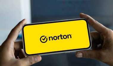 Dhaka, Bangladeş... 20 Ocak 2025: Norton logosu akıllı telefonda sergileniyor. Norton, Symantec tarafından satın alınan Peter Norton Computing markasıdır..