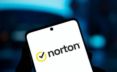 Dhaka, Bangladeş... 20 Ocak 2025: Norton logosu akıllı telefonda sergileniyor. Norton, Symantec tarafından satın alınan Peter Norton Computing markasıdır..