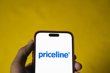 Dhaka, Bangladeş - 20 Ocak 2025: Paceline logosu akıllı telefonda sergileniyor. Seyahat biletleri için internet seyahat acentesi ve otel konaklama şirketi..
