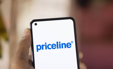 Dhaka, Bangladeş - 20 Ocak 2025: Paceline logosu akıllı telefonda sergileniyor. Seyahat biletleri için internet seyahat acentesi ve otel konaklama şirketi..