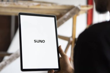 Dhaka, Bangladeş - 20 Ocak 2025: Suno logosu ipad 'da sergilenmektedir. Suno bir yapay zeka müzik oluşturma programıdır..