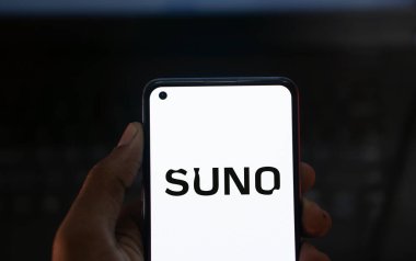 Dhaka, Bangladeş - 20 Ocak 2025: suno logosu akıllı telefonda sergileniyor. Suno bir yapay zeka müzik oluşturma programıdır..