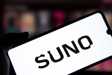 Dhaka, Bangladeş - 20 Ocak 2025: suno logosu akıllı telefonda sergileniyor. Suno bir yapay zeka müzik oluşturma programıdır..