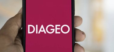 Dhaka, Bangladeş - 30 Kasım 2024: Diageo logosu akıllı telefonda sergilenmektedir. Diageo plc, İngiliz çokuluslu alkollü içecek şirketidir..