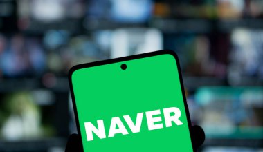 Dhaka, Bangladeş - 23 Kasım 2024: Naver logosu akıllı telefonda gösteriliyor. Naver Corporation Güney Kore 'de bir internet şirketi..