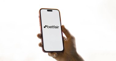 Dhaka, Bangladeş - 11 Ocak 2025: Betfair logosu akıllı telefonda sergilenmektedir. Betfair bir İngiliz kumar şirketi..