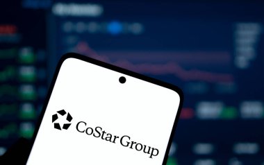Dhaka, Bangladeş - 11 Ocak 2025: Kostar grup logosu akıllı telefonda gösteriliyor. CoStar Group, Inc. ticari mülkiyet endüstrisine bilgi, analitik ve pazarlama hizmetleri sunan bir Amerikan sağlayıcısıdır..