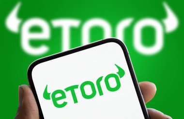 Dhaka, Bangladeş - 4 Ocak 2025: etoro logosu akıllı telefonda gösterilir. eToro bir sosyal ticaret ve çok değerli yatırım şirketidir..