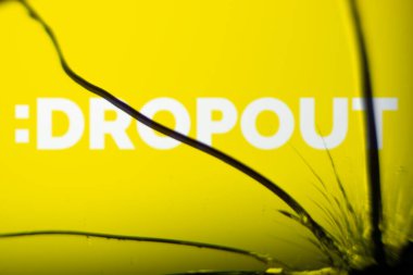 Dhaka, Bangladeş - 20 Ocak 2025: Kırık camda terk edilmiş logo görülüyor. Okulu bırakmak, prodüksiyon şirketi tarafından işletilen bir Amerikan komedi aboneliği servisidir..