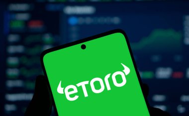 Dhaka, Bangladeş - 4 Ocak 2025: etoro logosu akıllı telefonda gösterilir. eToro bir sosyal ticaret ve çok değerli yatırım şirketidir..