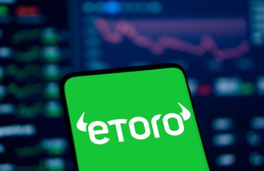 Dhaka, Bangladeş - 4 Ocak 2025: etoro logosu akıllı telefonda gösterilir. eToro bir sosyal ticaret ve çok değerli yatırım şirketidir..