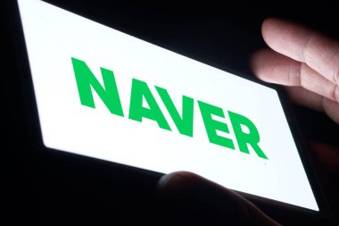 Dhaka, Bangladeş - 23 Kasım 2024: Naver logosu akıllı telefonda gösteriliyor. Naver Corporation Güney Kore 'de bir internet şirketi..